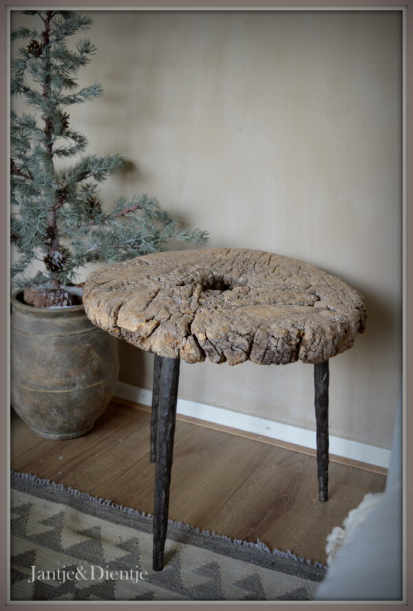 Bijzettafel van oud karrenwiel