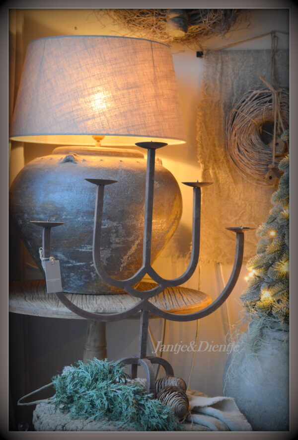 stoer en landelijk wonen Smeedijzeren kandelaar Marrakech Aura Peeperkorn