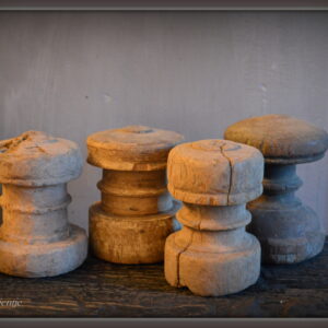 stoer en landelijk wonen. Vergrijsde oude ornamenten.