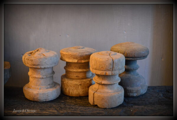 stoer en landelijk wonen. Vergrijsde oude ornamenten.