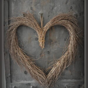 stoer en landelijk wonen. Groot hart van wilgentakken.