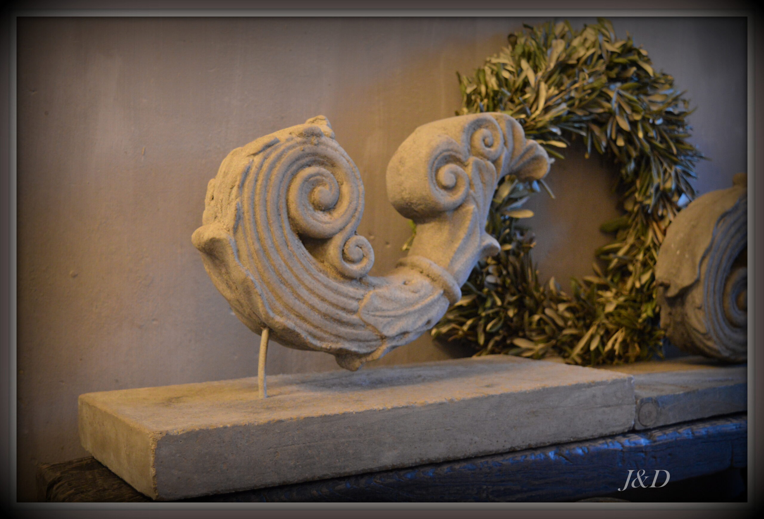 stoer en landelijk wonen. Ornament Il Cupido.