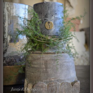 stoer en landelijk wonen. Oude poer Aura Peeperkorn.