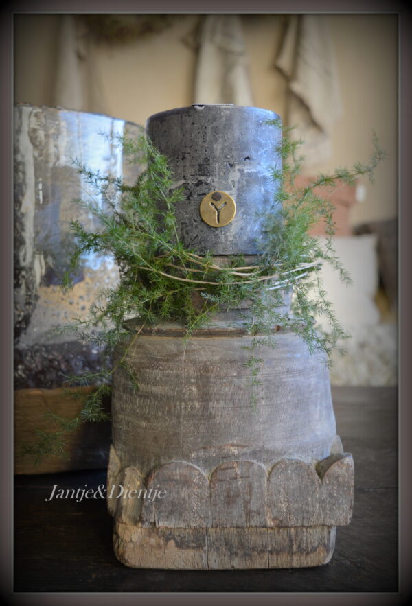 stoer en landelijk wonen. Oude poer Aura Peeperkorn.