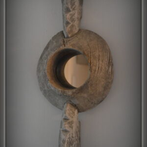 stoer en landelijk wonen. Houten ornament met ronde spiegel.