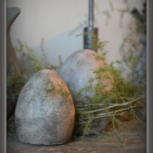 stoer en landelijk wonen. Betonnen eieren van PMR 8cm.