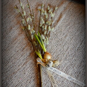 stoer en landelijk wonen. Bosje kunst katjes takken.