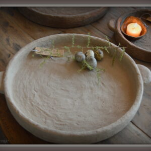 stoer en landelijk wonen. Handgebakken schaal antiek licht bruin of creme.