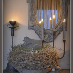 stoer en landelijk wonen. Nest met kip in houten kom met handvat.