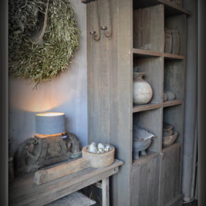 stoer en landelijk wonen. Driftwood vakkenkast.