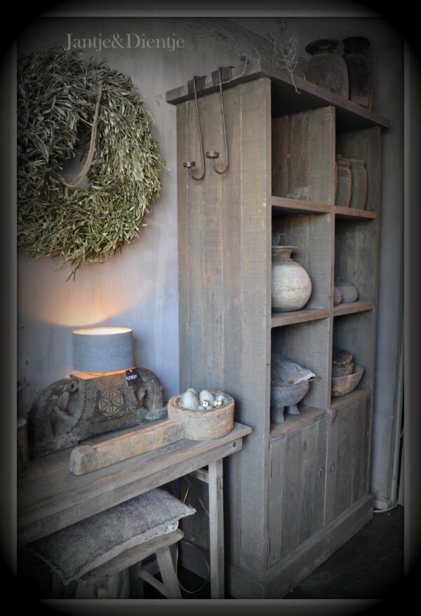stoer en landelijk wonen. Driftwood vakkenkast.
