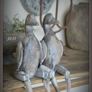 stoer en landelijk wonen. Twee houten eenden.