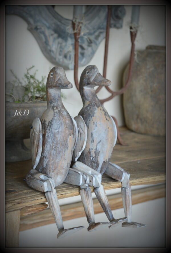 stoer en landelijk wonen. Twee houten eenden.