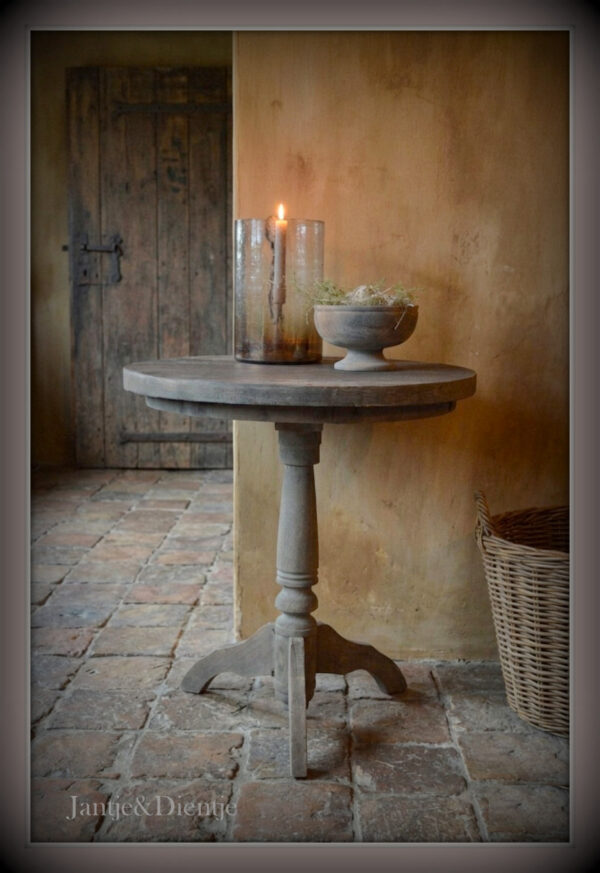 stoer en landelijk wonen. Old Barn wijntafel Medium H 76 cm Diameter 71 cm