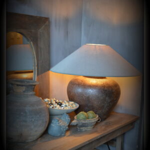 stoer en landelijk wonen. Prachtige kruiklamp met petkap.