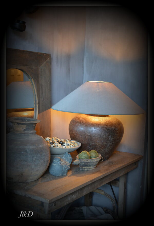 stoer en landelijk wonen. Prachtige kruiklamp met petkap.