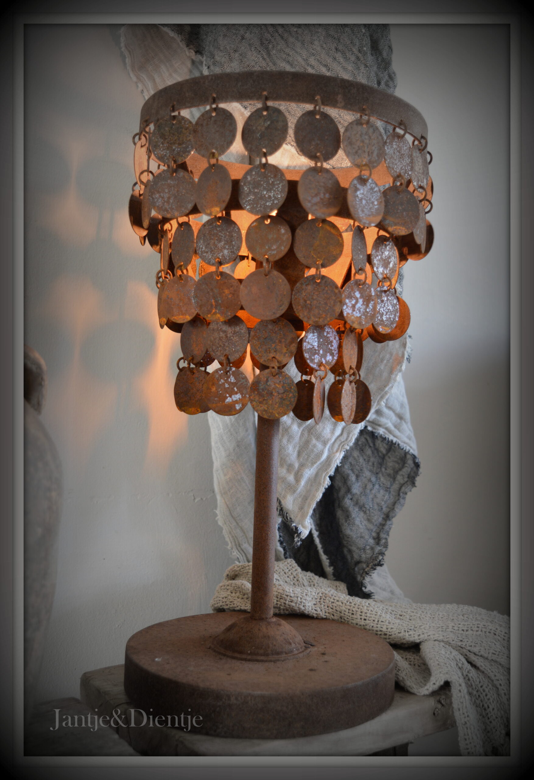 stoer en landelijk wonen. Roestige schijfjes tafel lamp H 48 cm Diameter 25 cm