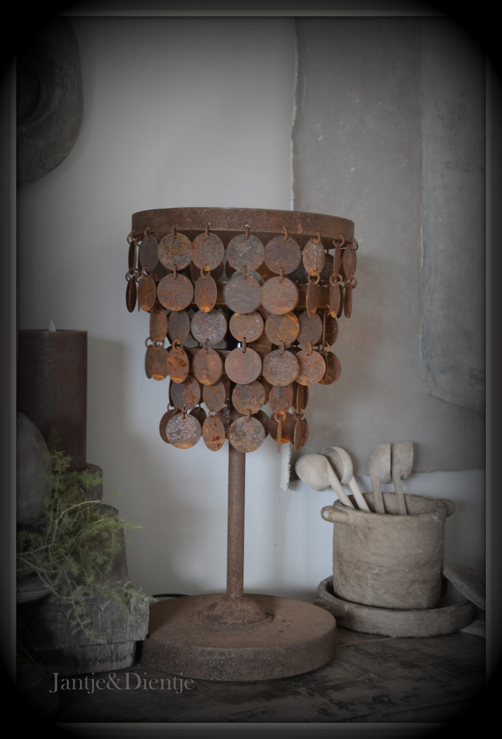 stoer en landelijk wonen. Roestige schijfjes tafel lamp.