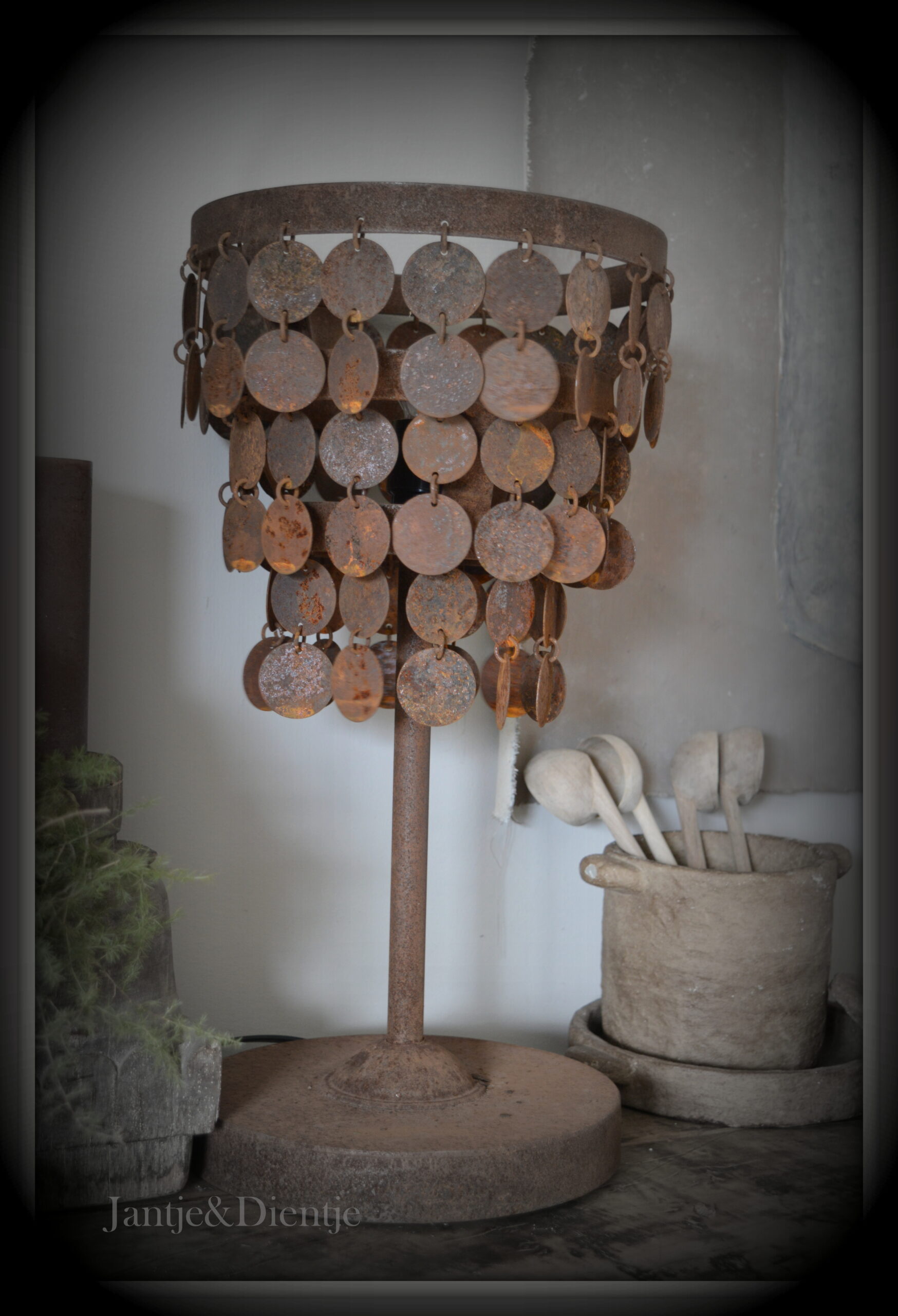 stoer en landelijk wonen. Roestige schijfjes tafel lamp.