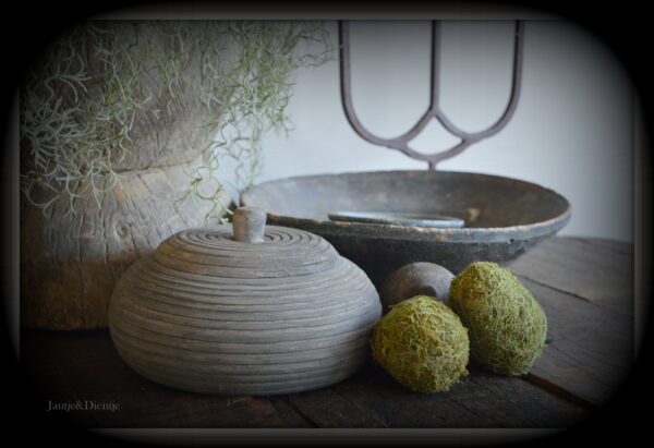 stoer en landelijk wonen. Sobere bewerkte pot met deksel. Dia 20 H 12 cm