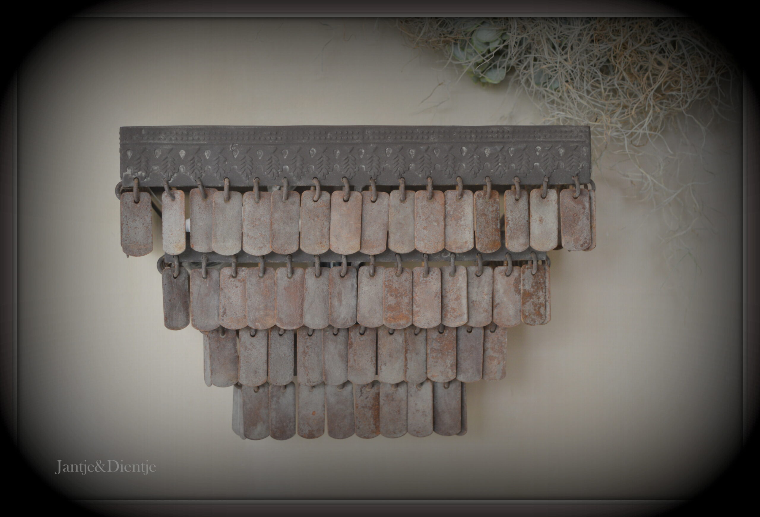 stoer en landelijk wonen. Schijfjes wandlamp