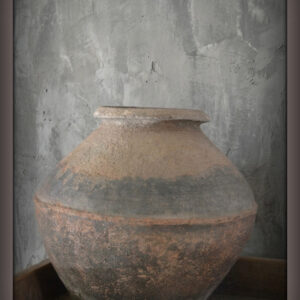 stoer en landelijk wonen. Oude Indiase pot.