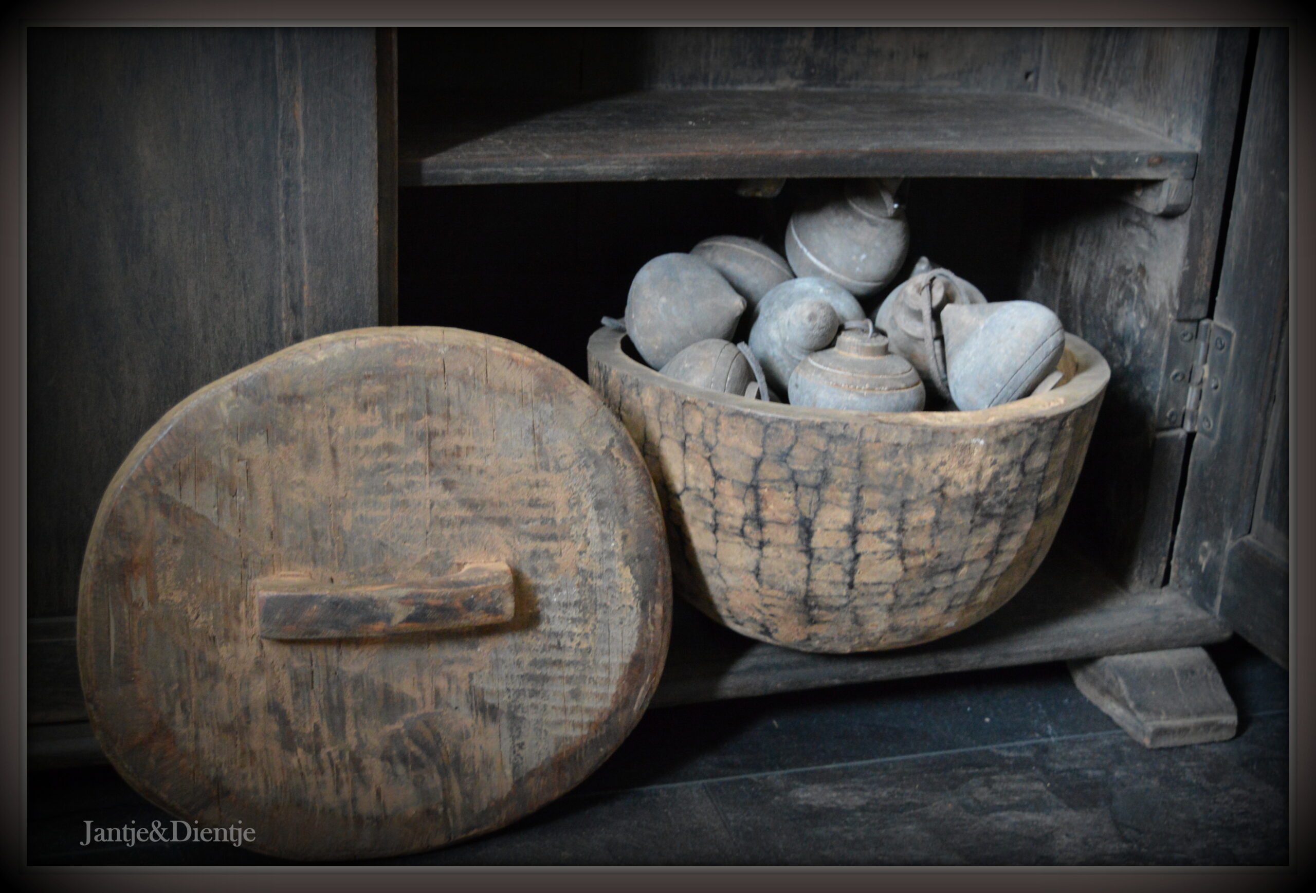 stoer en landelijk wonen. Houten oude bowl.