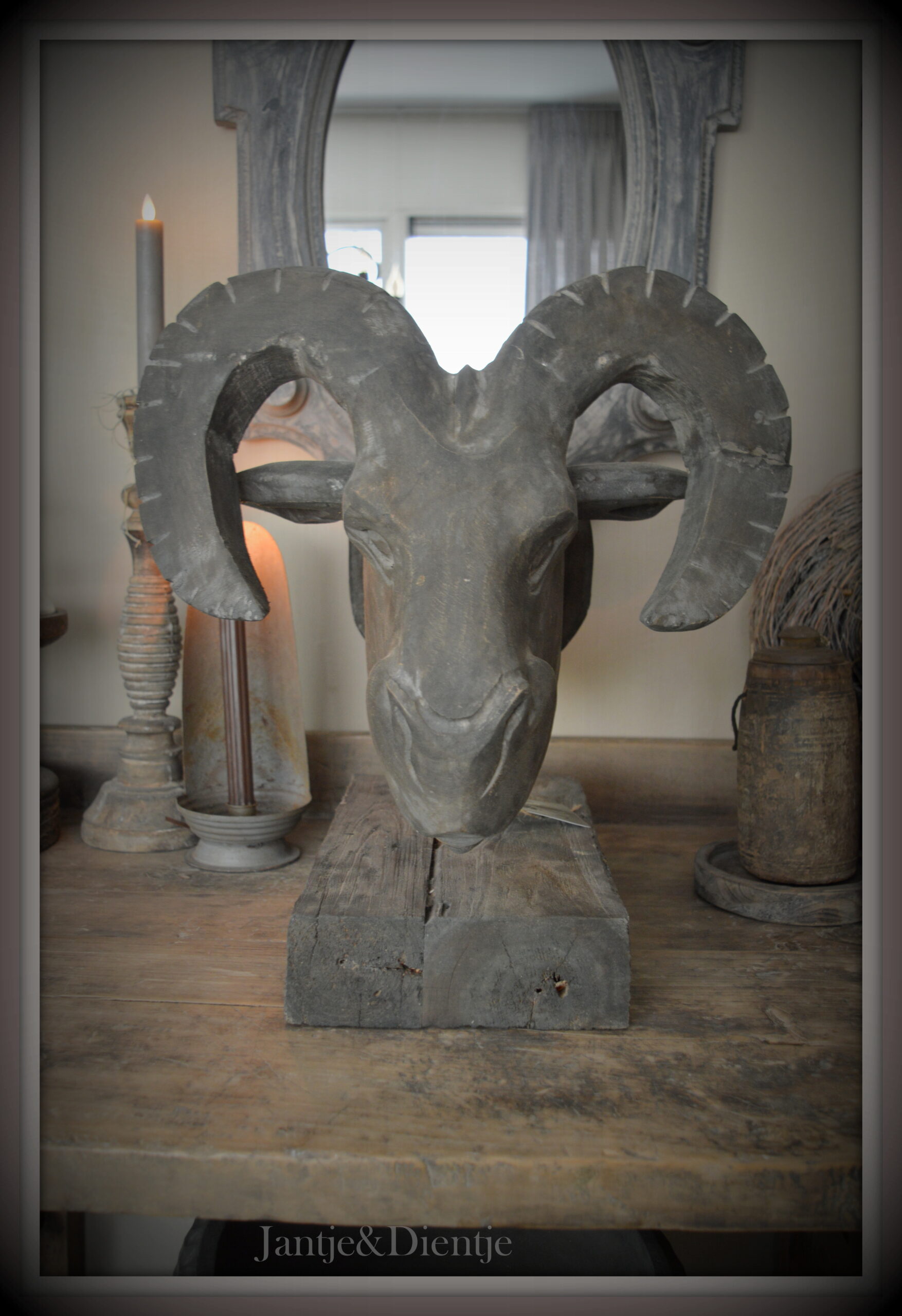 stoer en landelijk wonen. Ram "Raghava" Kop op standaard. Luksa Home Collection.