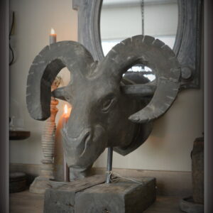 stoer en landelijk wonen. Ram "Raghava" Kop op standaard. Luksa Home Collection.