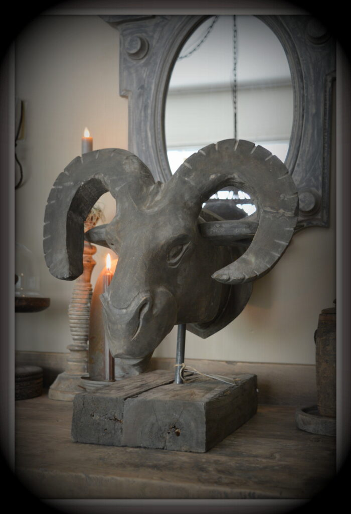 stoer en landelijk wonen. Ram "Raghava" Kop op standaard. Luksa Home Collection.
