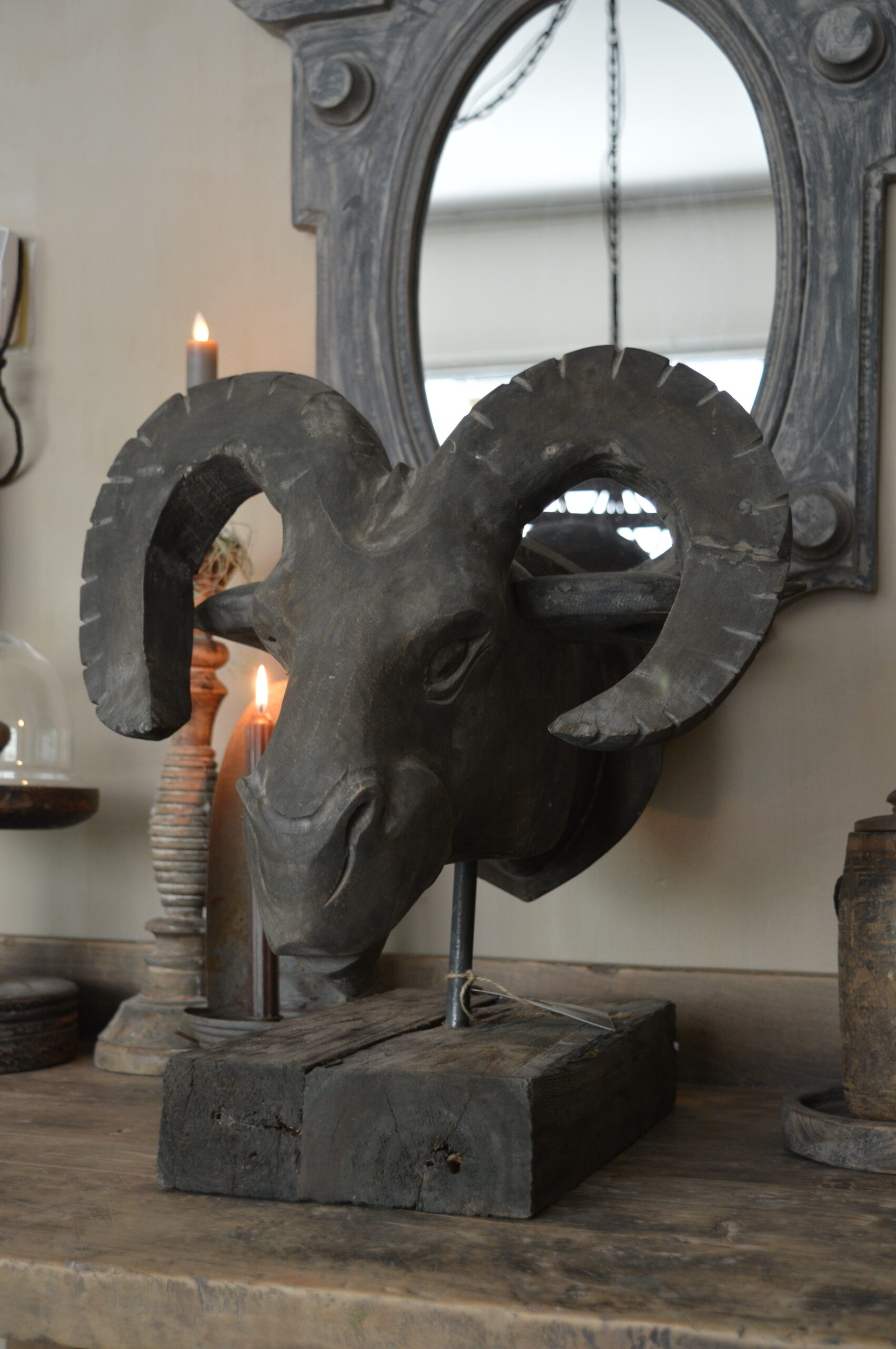 stoer en landelijk wonen. Ram "Raghava" Kop op standaard. Luksa Home Collection.