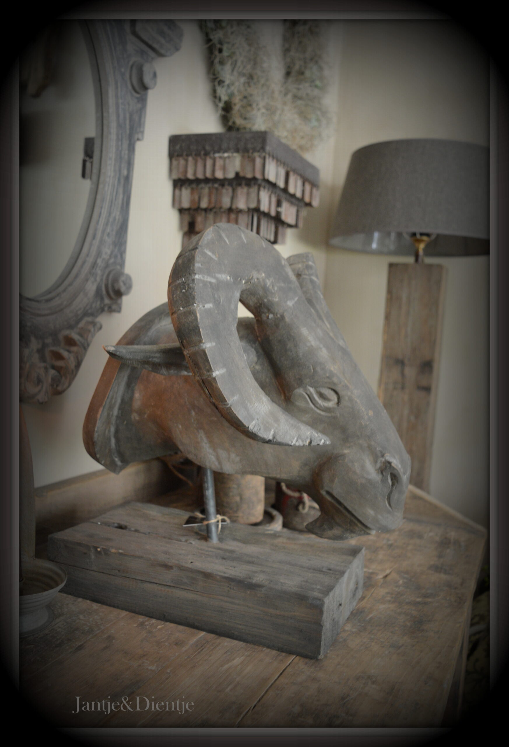 stoer en landelijk wonen. Ram "Raghava" Kop op standaard. Luksa Home Collection.