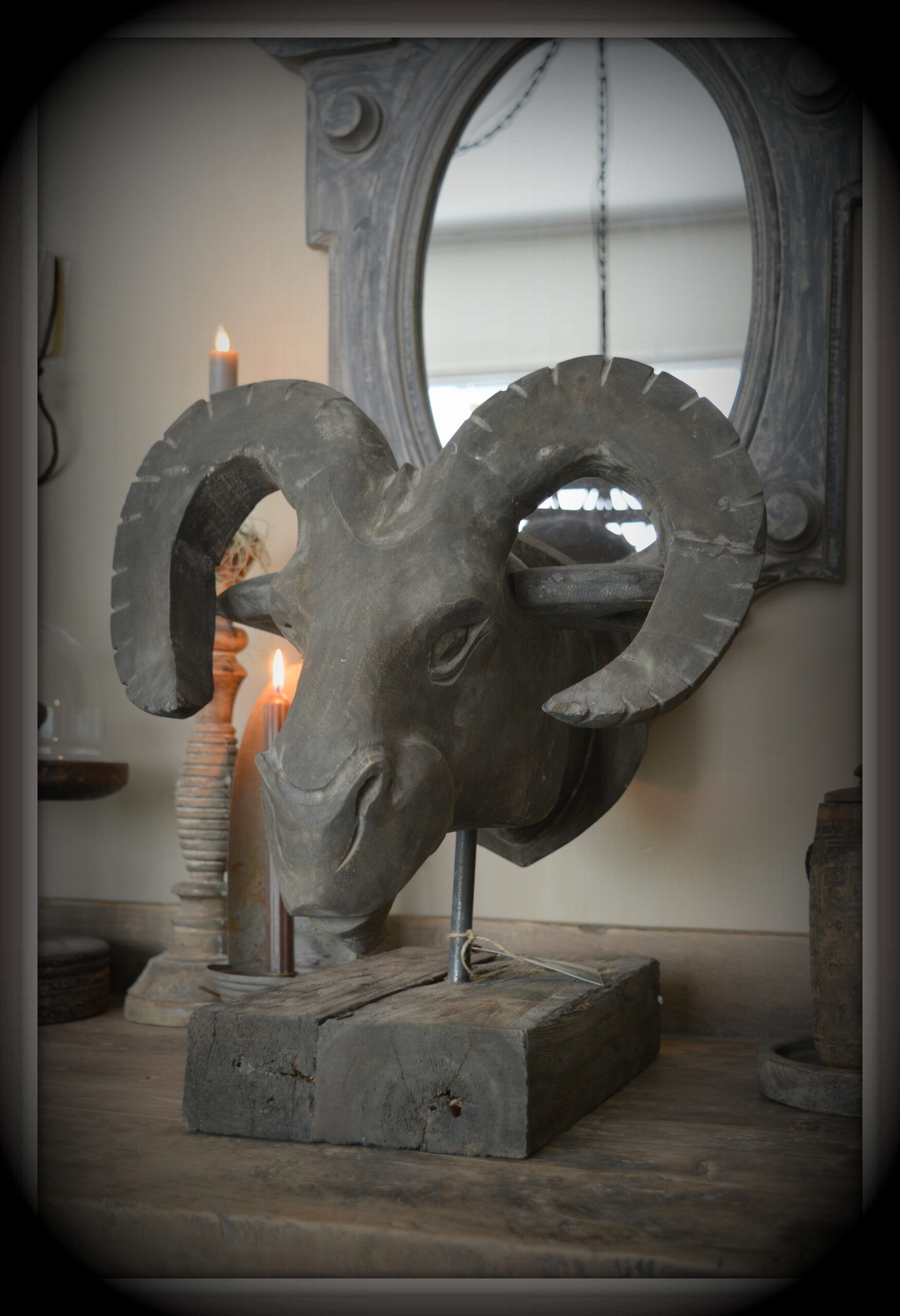 stoer en landelijk wonen. Ram "Raghava" Kop op standaard. Luksa Home Collection.