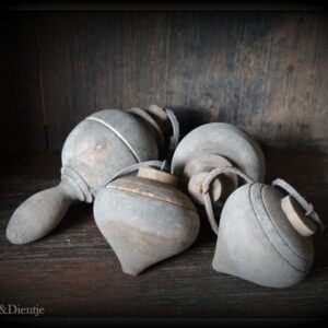 stoer en landelijk wonen. Sobere houten hang ornamenten.