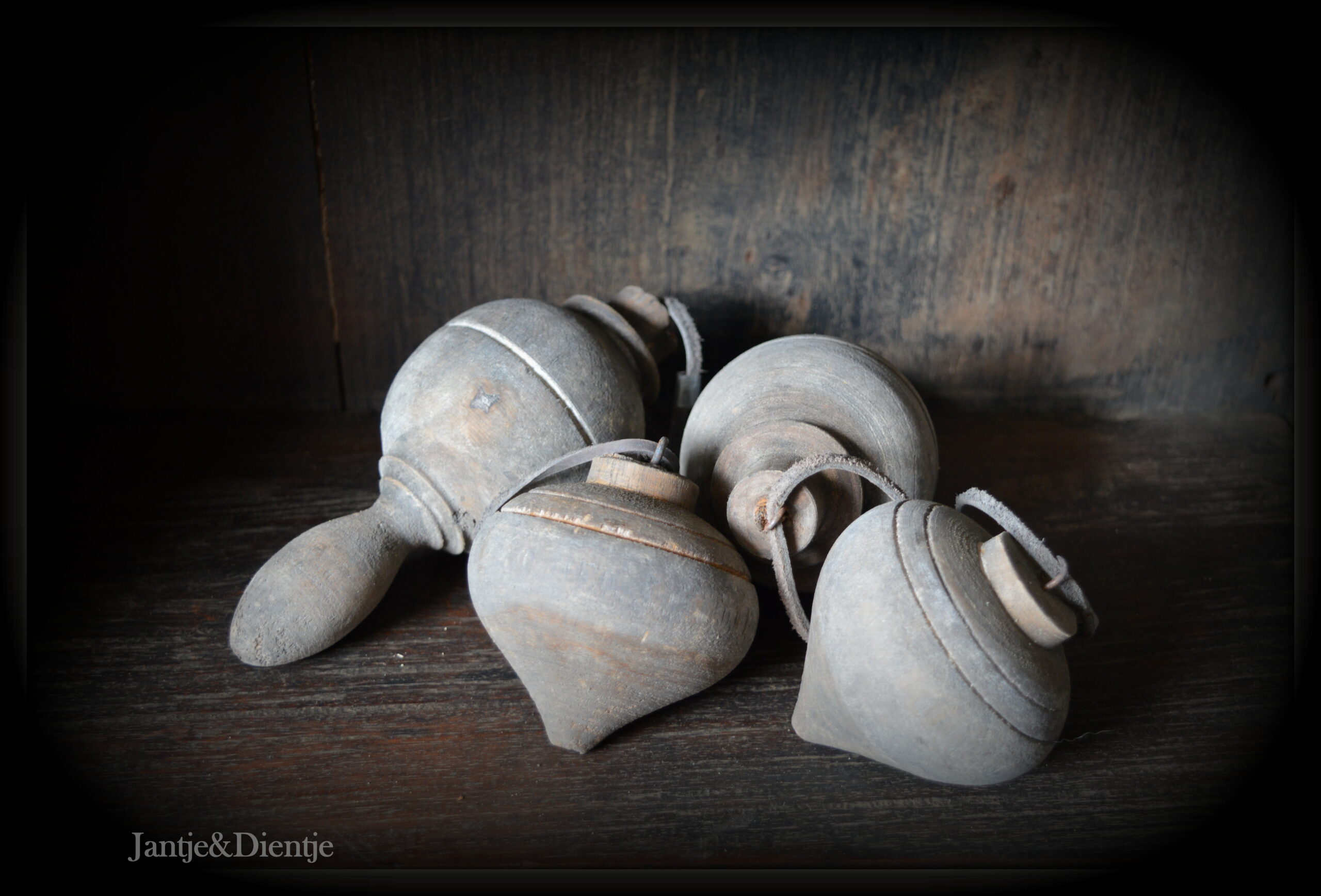 stoer en landelijk wonen. Sobere houten hang ornamenten.