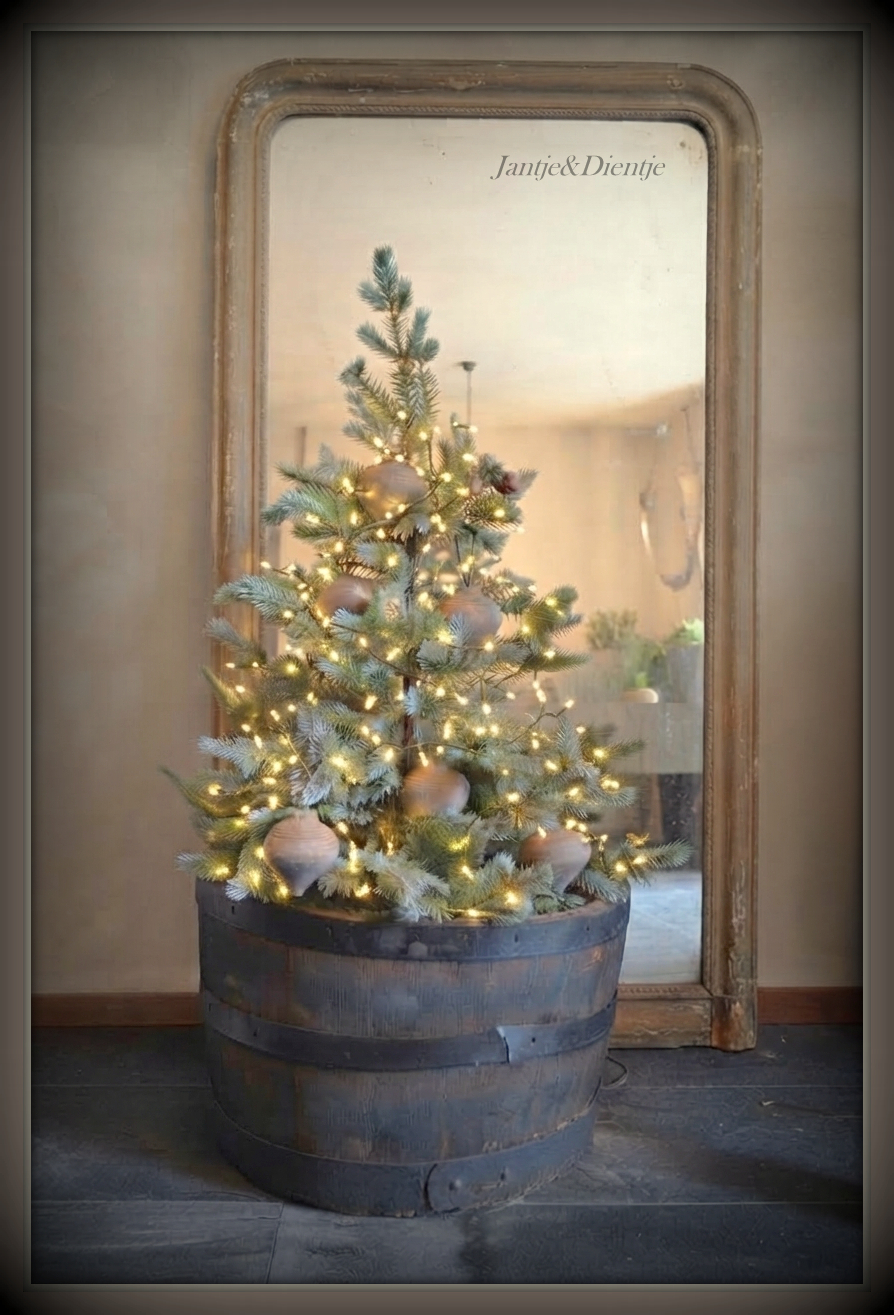 stoer en landelijk wonen. Houtenbak met kerstboom en decoratie