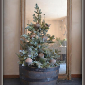 stoer en landelijk wonen. Houtenbak met kerstboom en decoratie