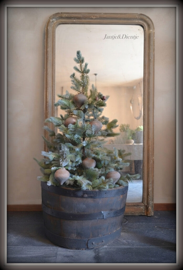 stoer en landelijk wonen. Houtenbak met kerstboom en decoratie