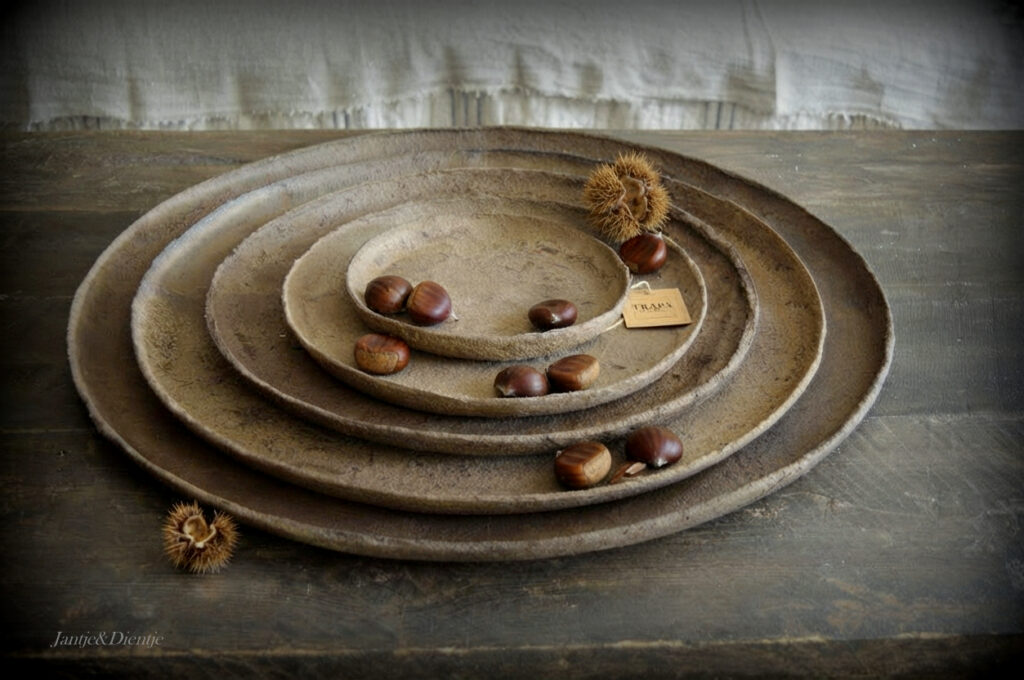stoer en landelijk wonen. Schalenset Trapa Living